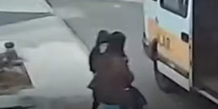 Motorista de Van esquece criança de 4 anos no carro e ela sai sozinha pelas ruas