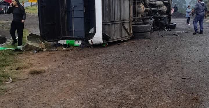 Colisão entre carreta e ônibus deixa vítimas na BR-116.