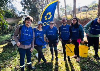 Voluntários limpam mata ciliar do Rio Tacaniça e plantam árvores enquanto praticam atividade física