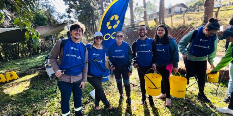 Voluntários limpam mata ciliar do Rio Tacaniça e plantam árvores enquanto praticam atividade física