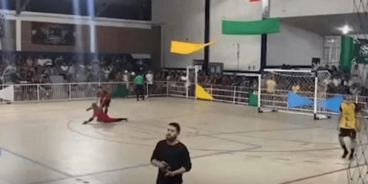 Goleiro defende pênalti e morre em seguida!