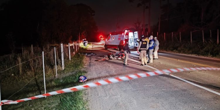 Motoboy morre após cair e bater em cerca;