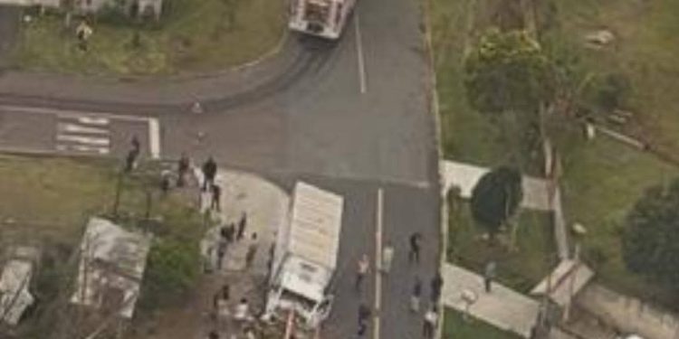 🚨 Caminhão perde freio em Curitiba e motorista fica em estado grave