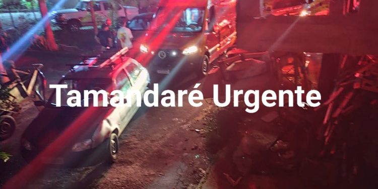 Homem em estado grave após queda de escada; jovem também fica ferido em acidente com cavalo em Almirante Tamandaré