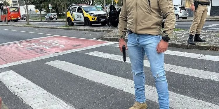 Secretário de segurança para o carro para atender vítima de acidente e descobre que é um foragido