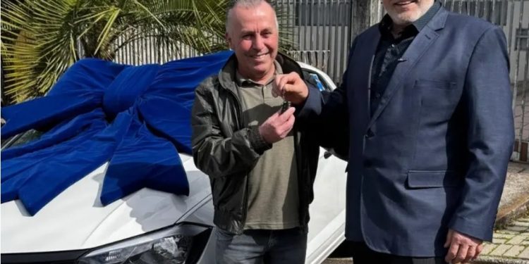 Aos 55 anos, homem ganha primeiro carro da vida em sorteio e decide tirar habilitação em Curitiba