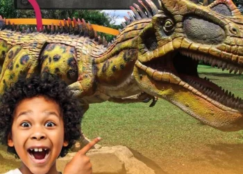 Exposição gratuita de dinossauros movimenta shopping de Curitiba