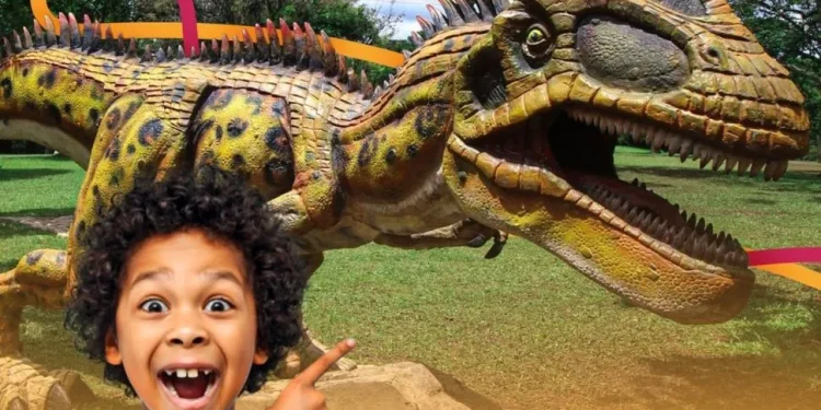 Exposição gratuita de dinossauros movimenta shopping de Curitiba