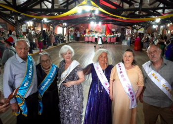 Novos reis e rainhas da terceira idade são eleitos no Baile da Pessoa Idosa