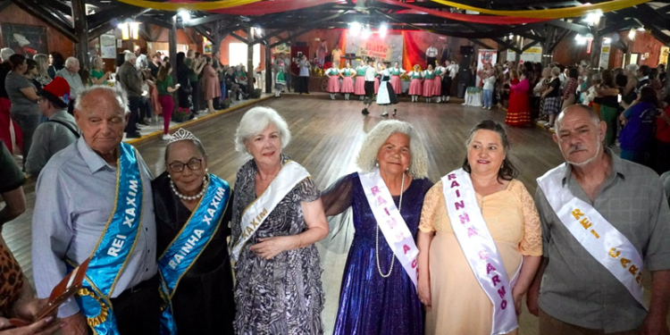 Novos reis e rainhas da terceira idade são eleitos no Baile da Pessoa Idosa