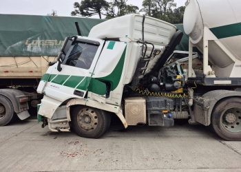 Grave acidente entre carretas bloqueia Rodovia dos Minérios em Almirante Tamandaré