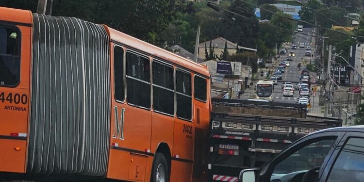 Acidente entre ônibus e caminhão complica o trânsito em Almirante Tamandaré