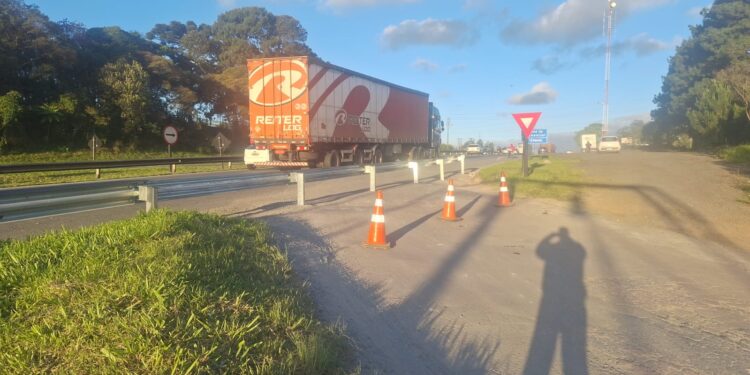 Trânsito em sistema pare e siga na Rodovia dos Minérios