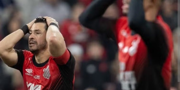 ⚽ Athletico-PR perde para o Atlético-GO por 3 a 0, mas segue no G4 do Brasileirão série B