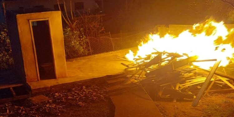 Morador coloca fogo em madeiras após desmanchar meia-água velha no bairro Santa Terezinha