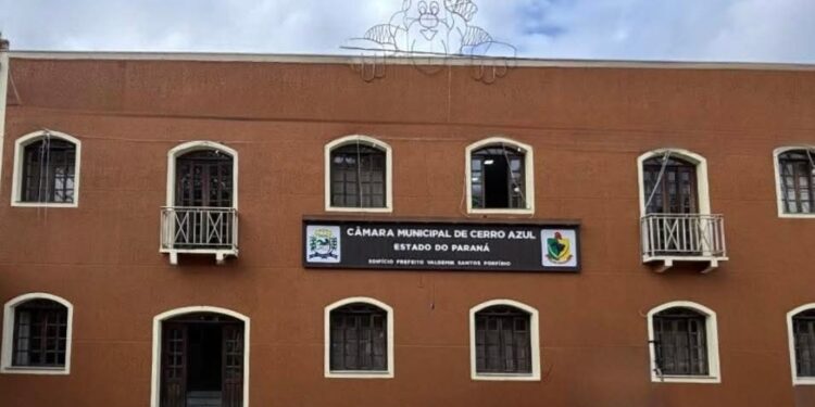 A Câmara Municipal de Cerro Azul, no Vale do Ribeira, manteve o pagamento de auxílio-alimentação de R$ 1 mil para cada vereador.