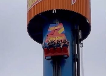 Família fica presa a 100 metros de altura em brinquedo do Beto Carrero