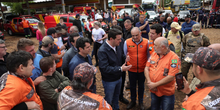 Em Rio Bonito do Iguaçu, Ratinho Junior anuncia força-tarefa para reconstrução das casas
