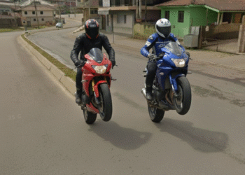 Motociclistas do “grau” se arriscam em manobras proibidas na Avenida Brasil em Rio Branco do Sul
