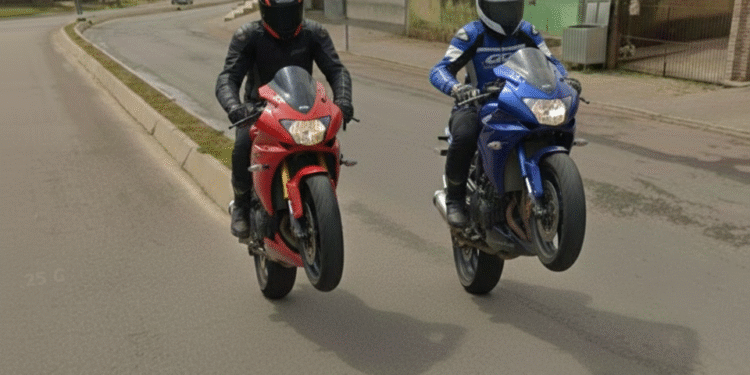 Motociclistas do “grau” se arriscam em manobras proibidas na Avenida Brasil em Rio Branco do Sul