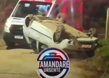 Carro capota em estrada de chão no bairro Tranqueira em Almirante Tamandaré