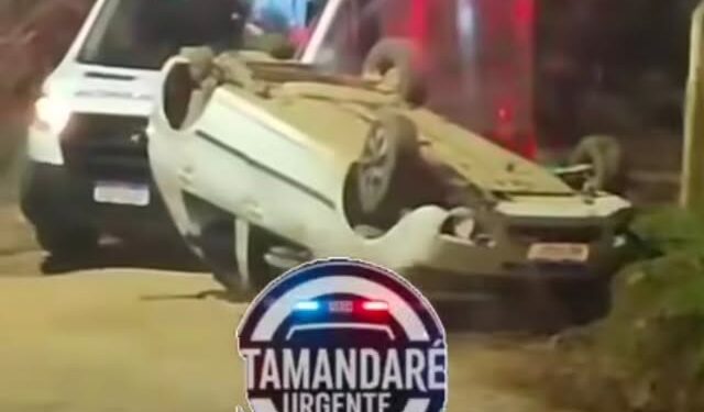 Carro capota em estrada de chão no bairro Tranqueira em Almirante Tamandaré