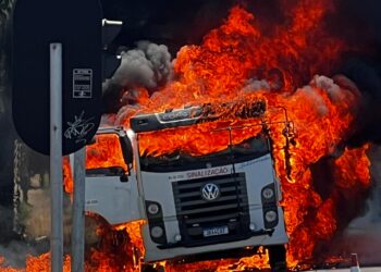 🔥 Caminhão de pintura viária pega fogo no Boqueirão e chamas atingem carro em garagem