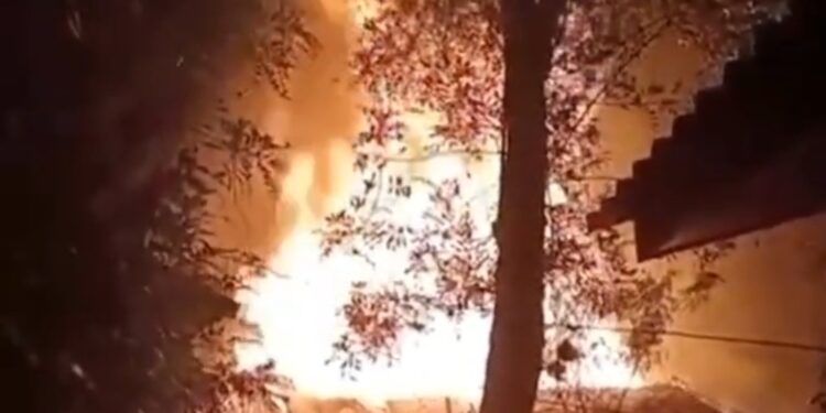 Incêndio destrói casa em Rio Branco do Sul