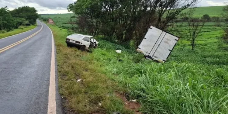 Colisão frontal na PR-317 deixa um morto e um ferido grave no Norte do Paraná