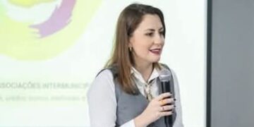 Prefeita Karime Fayad intensifica articulações e pode disputar vaga na Câmara dos Deputados