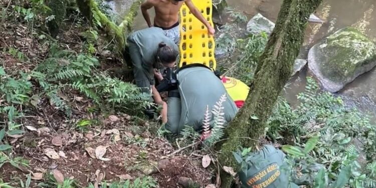 Jovem de 16 anos é retirada por aeronave após acidente em área isolada de Bocaiúva do Sul