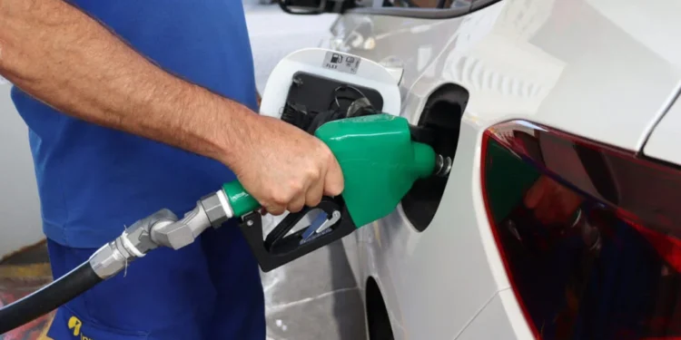 Municípios em estado vizinho do Paraná restringem serviços por falta de diesel