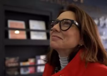 Repórter passa meses com aparelhos de IA que gravam 24h e até opinam na vida dela