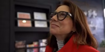 Repórter passa meses com aparelhos de IA que gravam 24h e até opinam na vida dela