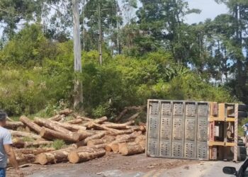 Carreta tomba na PR-092 próximo ao Bromado e exige atenção de motoristas