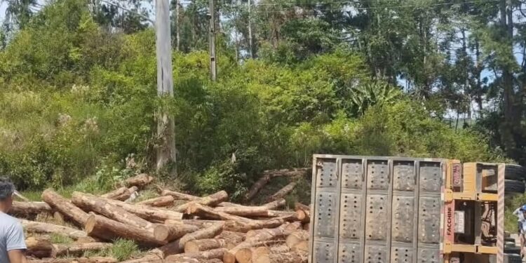 Carreta tomba na PR-092 próximo ao Bromado e exige atenção de motoristas