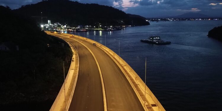 Primeiros testes de luz mostram como a Ponte de Guaratuba ficará à noite