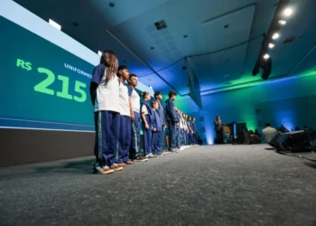 Todos os estudantes da rede estadual do Paraná vão ganhar uniformes, anuncia governo