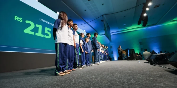 Todos os estudantes da rede estadual do Paraná vão ganhar uniformes, anuncia governo