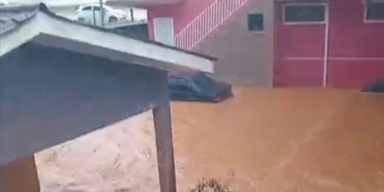 Chuva forte causa transtornos em bairros de Rio Branco do Sul
