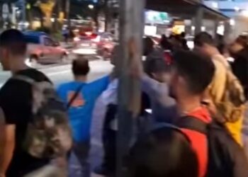 Multidão na Praça Dezenove forma filas para ônibus