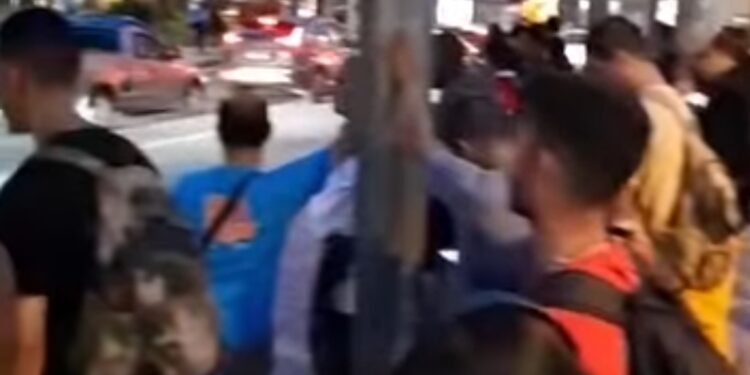 Multidão na Praça Dezenove forma filas para ônibus