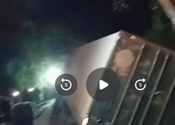 Impresionante: Vídeos mostra momento desesperador da queda do caminhão carregado de Ponkan de barranco, Rio Ribeira