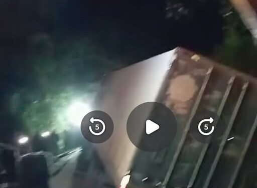 Impresionante: Vídeos mostra momento desesperador da queda do caminhão carregado de Ponkan de barranco, Rio Ribeira