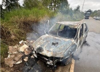 Carro é consumido pelo fogo em estrada de Itaperuçu e mobiliza equipes de atendimento