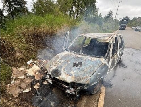 Carro é consumido pelo fogo em estrada de Itaperuçu e mobiliza equipes de atendimento