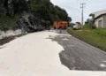 Caminhão tomba e interdita parcialmente rodovia entre Rio Branco do Sul e Itaperuçu