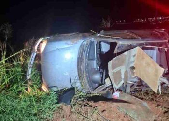 Cinco pessoas ficam feridas após carro capotar na PR-182; três estão em estado grave