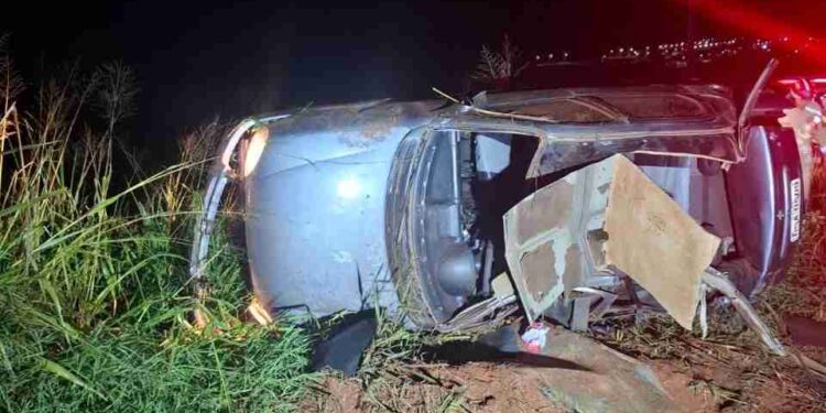 Cinco pessoas ficam feridas após carro capotar na PR-182; três estão em estado grave