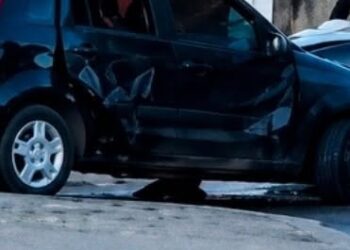 Acidente envolve Citroën e Fiesta em cruzamento de Almirante Tamandaré